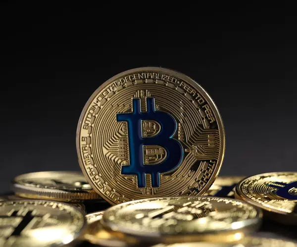 Kripto para birimi. Gri arkaplanda altın bitcoinler, yakın plan