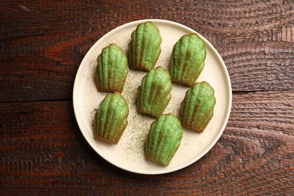 Lezzetli kibrit makarnalı kekler ahşap masada, üst manzara