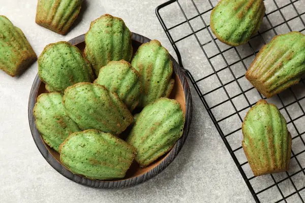 Lezzetli kibritli kek Işık masasında, düz yatıyordu