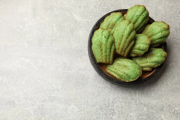 Işık masasında nefis kirazlı kek, üst manzara. Metin için boşluk