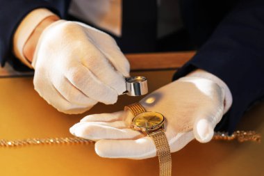 Sofrada lüks kol saati değerlendirmesi yapan Loupe eksperi, yakın plan.