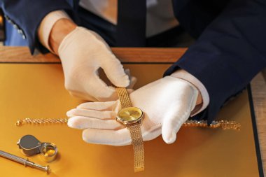 Masada lüks kol saatiyle çalışan bir eksper.