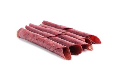 Beyaz arka planda lezzetli meyve ruloları