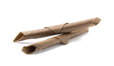 Beyaz arka planda lezzetli meyve ruloları