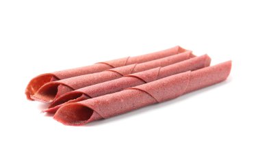 Beyaz arka planda lezzetli meyve ruloları