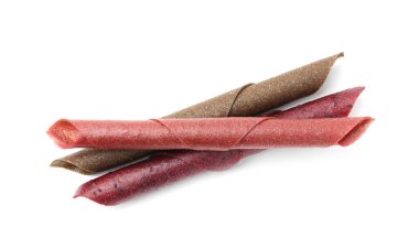 Beyaz arka planda nefis meyve dürümleri, üst manzara.