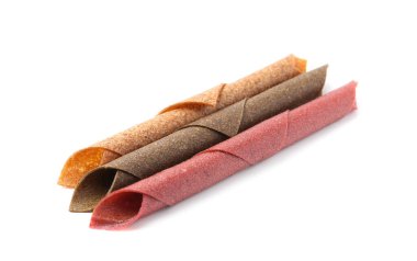 Beyaz arka planda lezzetli meyve ruloları