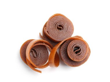 Beyaz arka planda nefis meyve dürümleri, üst manzara.