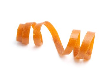 Beyaz arka planda lezzetli meyve rulosu