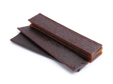 Beyaz arka planda lezzetli meyve derisi parçaları.