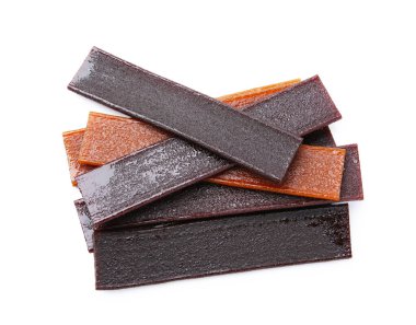 Beyaz arka planda lezzetli meyve derisi parçaları, üst manzara.