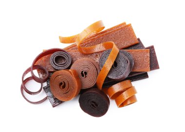 Beyaz arka planda farklı lezzetli meyve derisi, üst manzara.