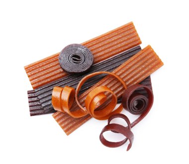 Beyaz arka planda farklı lezzetli meyve derisi, üst manzara.