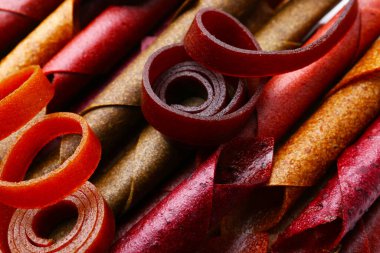 Arka plan olarak lezzetli meyve dürümleri, manzaranın üstünde.