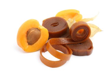 Lezzetli meyve derisi, kayısı ve bitki özü beyaz üzerine izole edilmiş.