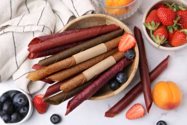 Lezzetli meyve dürümleri, kayısılar ve böğürtlenler beyaz mermer masada, düz yatıyordu.