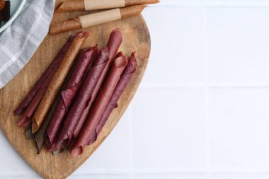 Lezzetli meyveli deri rulo beyaz fayanslı masa, düz yatak. Metin için boşluk