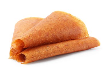 Lezzetli meyveli börekler beyazda izole edilmiş