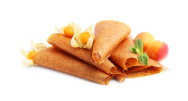 Lezzetli meyve dürümleri, kayısılar ve beyaz üzerine izole edilmiş bitki kökü.