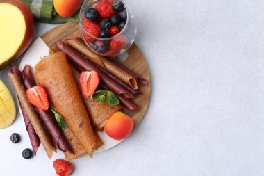 Lezzetli meyve dürümleri, nane, mango, kayısı ve böğürtlen. Metin için boşluk