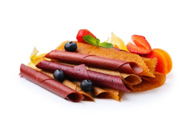 Lezzetli meyve dürümleri, nane ve böğürtlenler beyaz üzerine izole edilmiş.