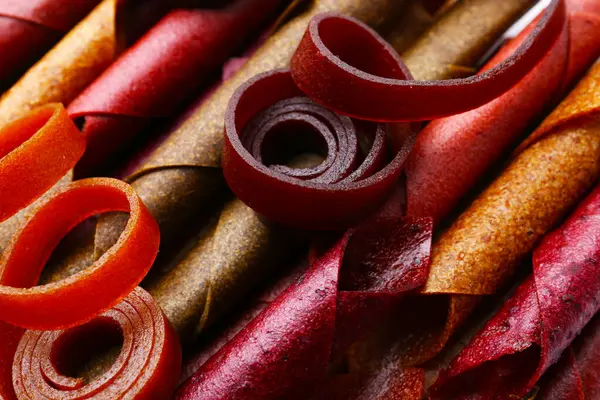 Arka plan olarak lezzetli meyve dürümleri, manzaranın üstünde.