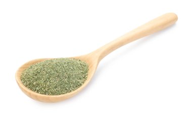 tahta kaşık üzerine beyaz izole kurutulmuş fesleğen