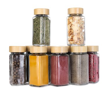 Beyaz kavanozlardaki farklı aromatik baharatlar.