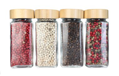 Beyaz kavanozlardaki farklı aromatik baharatlar.