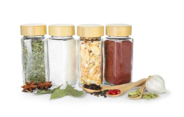 Beyaz kavanozlardaki farklı aromatik baharatlar.