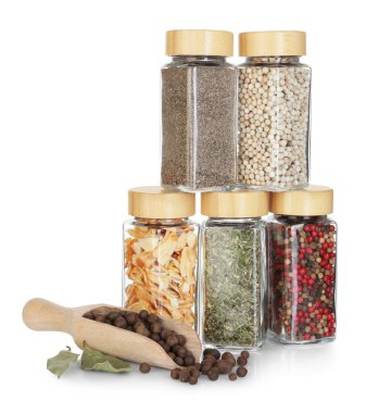 Beyaz kavanozlardaki farklı aromatik baharatlar.