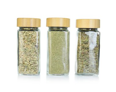 Beyaz kavanozlardaki farklı aromatik baharatlar.