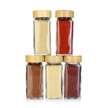 Beyaz kavanozlardaki farklı aromatik baharatlar.