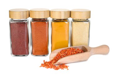 Beyaz kavanozlardaki farklı aromatik baharatlar.