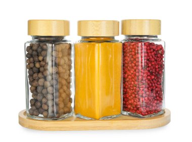 Beyaz kavanozlardaki farklı aromatik baharatlar.