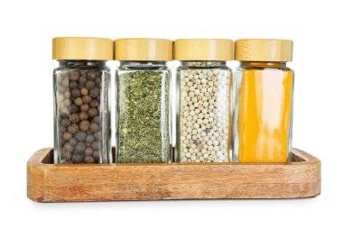 Beyaz kavanozlardaki farklı aromatik baharatlar.