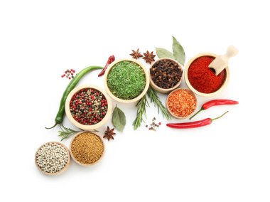 Beyaz, üst görünümde izole edilmiş farklı aromatik baharatlar