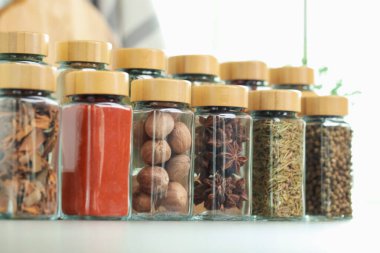 Kapalı kapılar ardında kavanozlarda farklı aromatik baharatlar var.