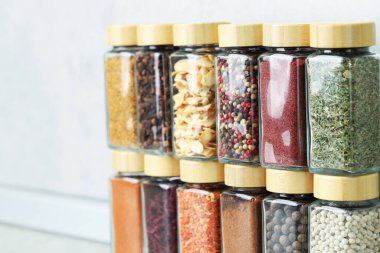 Kapalı kapılar ardında kavanozlarda farklı aromatik baharatlar var.