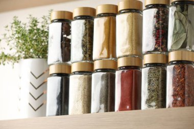 İçerideki raflarda farklı aromatik baharatlar var. Düşük açılı.