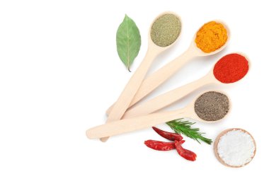 Beyaz, üst görünümde izole edilmiş farklı aromatik baharatlar