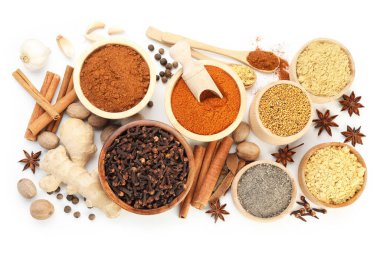 Beyaz, üst görünümde izole edilmiş farklı aromatik baharatlar