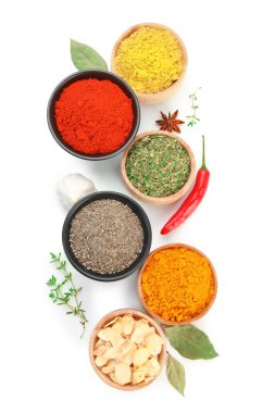 Beyaz, üst görünümde izole edilmiş farklı aromatik baharatlar