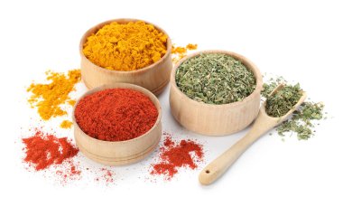 Beyaza izole edilmiş birçok farklı aromatik baharat.