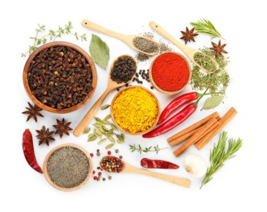 Beyaz, üst görünümde izole edilmiş farklı aromatik baharatlar