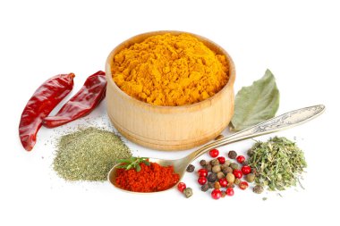 Beyaza izole edilmiş birçok farklı aromatik baharat.