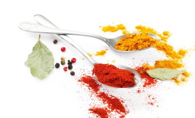 Beyaza izole edilmiş birçok farklı aromatik baharat.