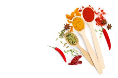 Beyaz, üst görünümde izole edilmiş farklı aromatik baharatlar