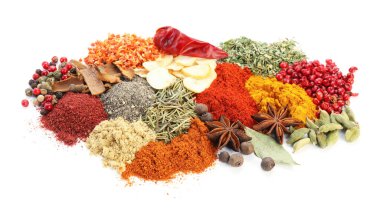 Beyaza izole edilmiş birçok farklı aromatik baharat.