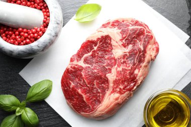 Siyah masada çiğ et ve baharat var.